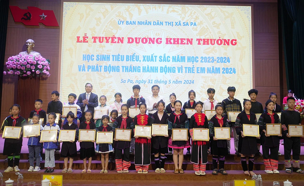 Tặng giấy khen của Chủ tịch UBND thị xã cho 308 học sinh có thành tích xuất sắc trong năm học 2023-2024.JPG