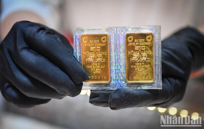 Giá vàng ngày 4/5: Tiến sát 86 triệu đồng/lượng, vàng miếng SJC lập kỷ lục mới ảnh 1
