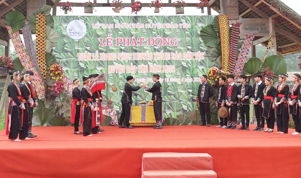 Tiết mục tái hiện lại nét đặc sắc trong trang phục Lễ hội và Lễ cưới hỏi của người Dao.jpg