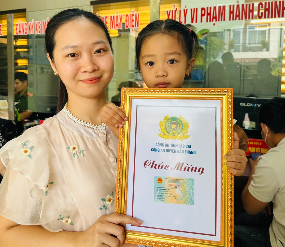 06. Những công dân nhí đầu tiên được cấp Căn cước.jpg