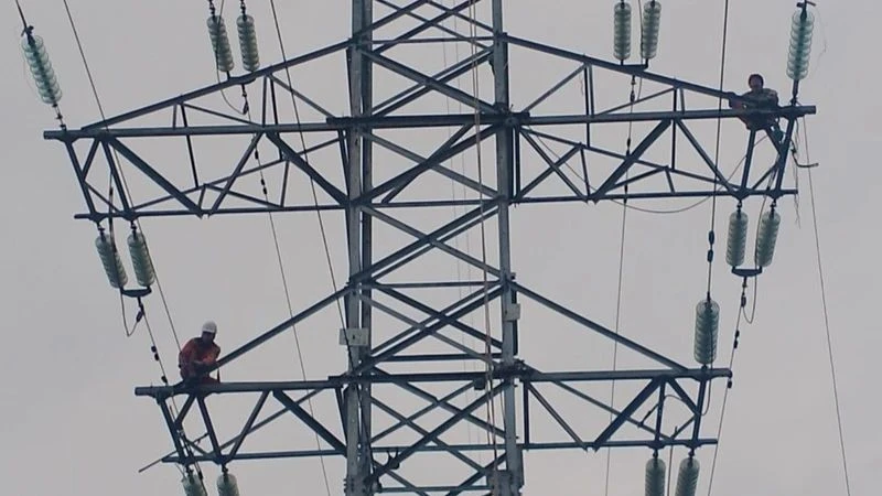 Đơn vị thi công đang thực hiện công việc trên lưới điện.