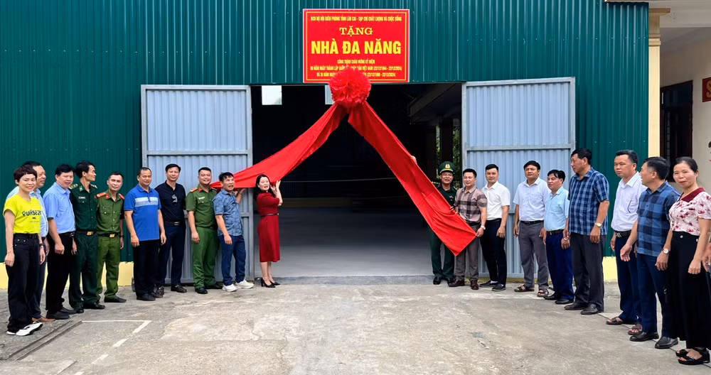 Lễ kéo băng khánh thành Nhà đa năng Đồn Biên phòng Tả Gia Khâu.jpg