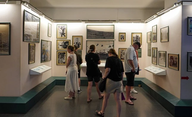 Du khách nước ngoài đến thăm quan Bảo tàng Chứng tích Chiến tranh.