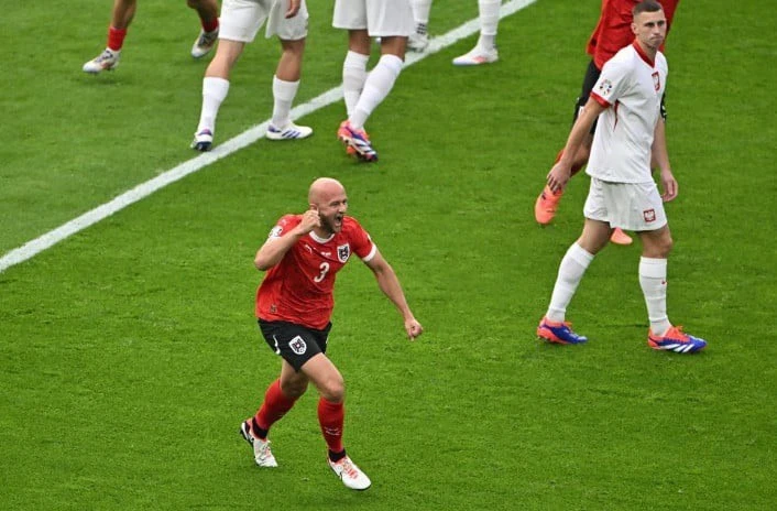 Áo thi đấu chủ động hơn trong hiệp 1.