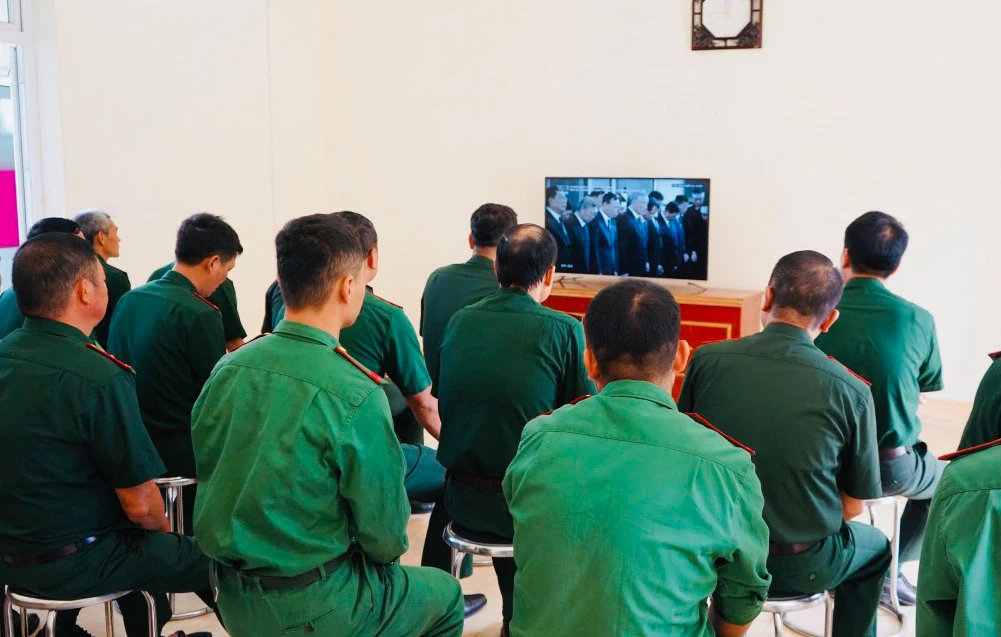Nhiều đơn vị và hộ gia đình dành thời gian theo dõi Lễ viếng Tổng Bí thư trên truyền hình.