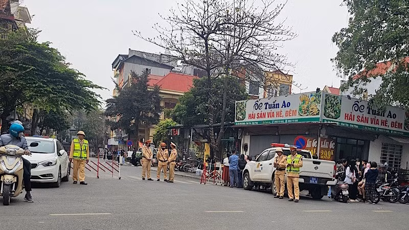Lực lượng công an phong tỏa phố Chiền thuộc phường Ngô Quyền, thành phố Vĩnh Yên - nơi có nhà riêng của Bí thư Tỉnh ủy Vĩnh Phúc Hoàng Thị Thúy Lan.