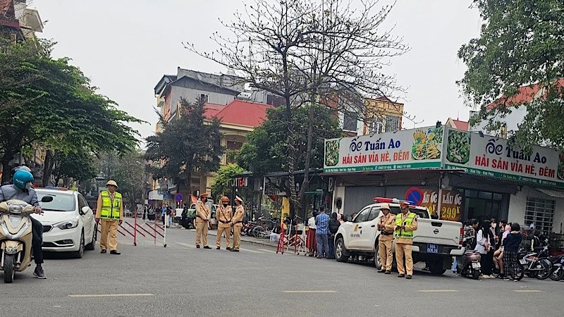 Lực lượng công an phong tỏa phố Chiền thuộc phường Ngô Quyền, thành phố Vĩnh Yên - nơi có nhà riêng của Bí thư Tỉnh ủy Vĩnh Phúc Hoàng Thị Thúy Lan.