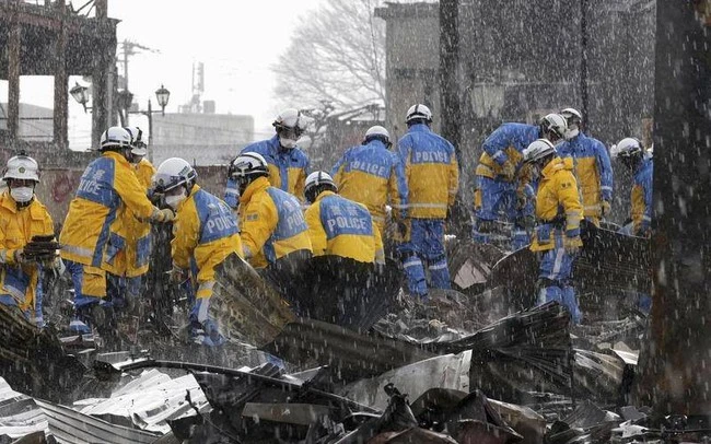 Những người sống sót được tìm thấy vài ngày sau trận động đất mạnh 7,6 độ ở Nhật Bản.