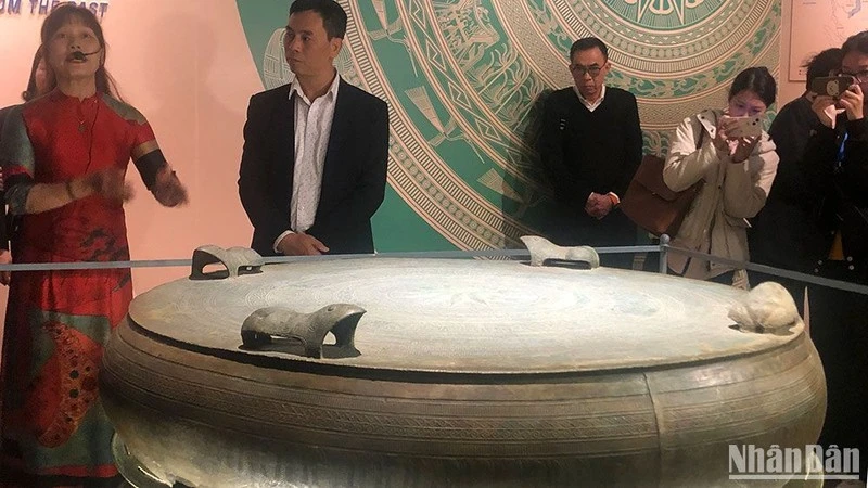 Trống đồng Sao Vàng trưng bày tại Bảo tàng Lịch sử Quốc gia.