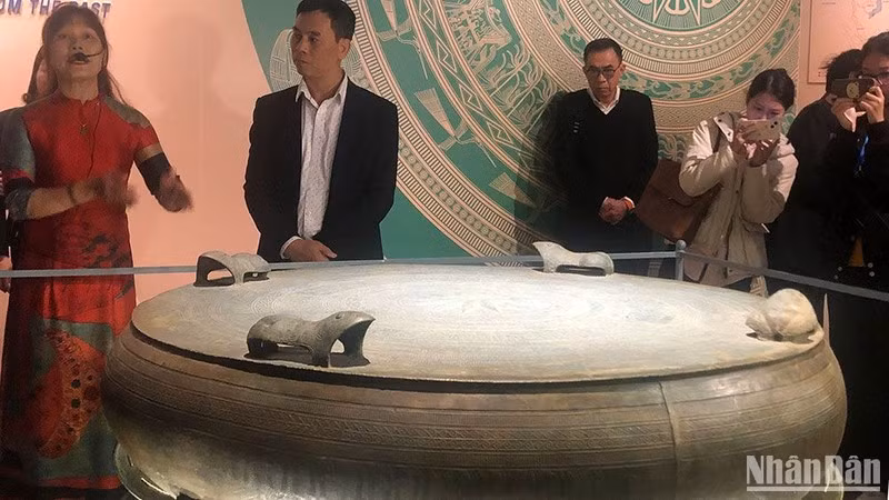 Trống đồng Sao Vàng trưng bày tại Bảo tàng Lịch sử Quốc gia.