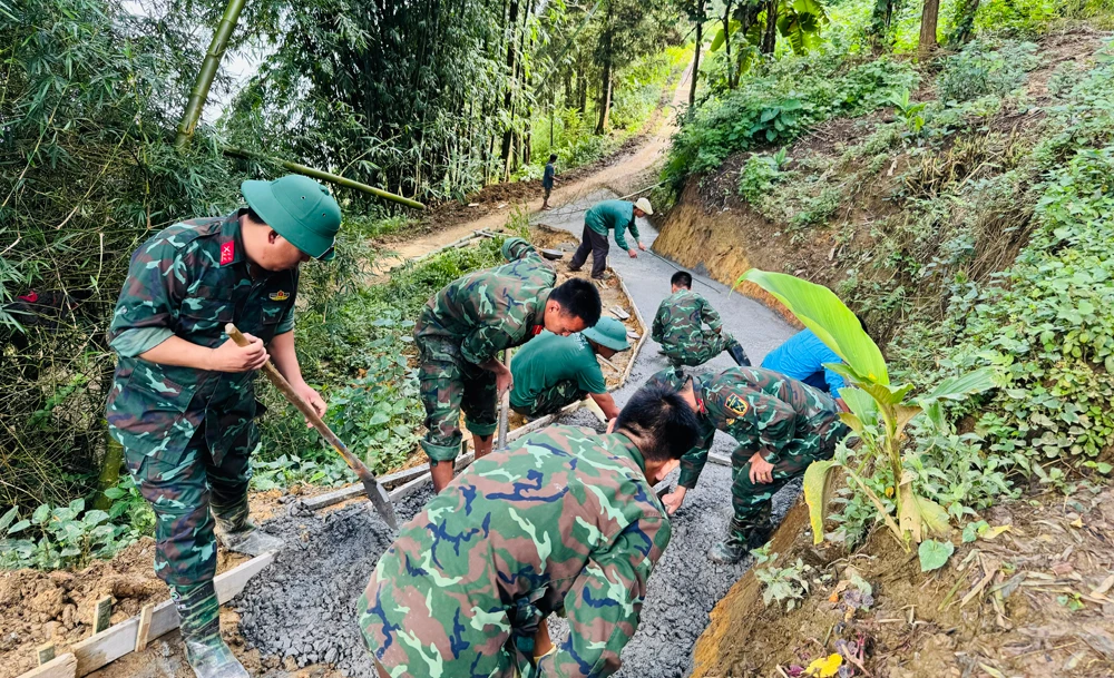 Ảnh 3. Các lực lượng nỗ lực thi công đường trong thời tiết nắng gắt (4).jpg