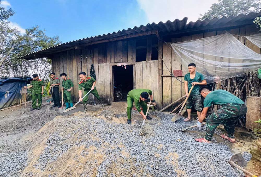 Ảnh 3. Các lực lượng nỗ lực thi công đường trong thời tiết nắng gắt (5).jpg