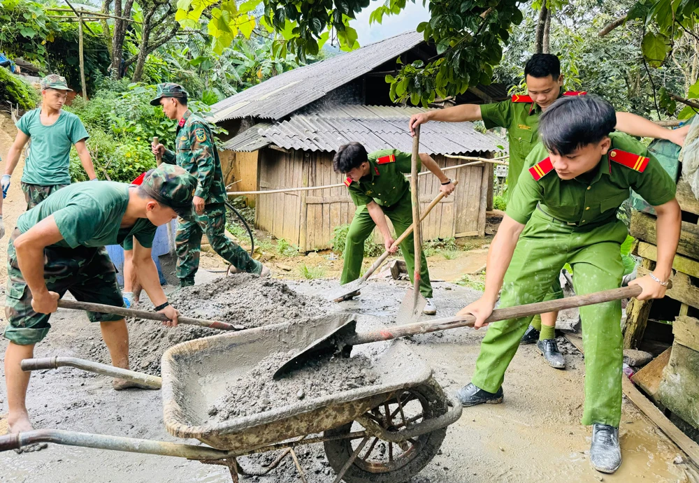 Ảnh 3. Các lực lượng nỗ lực thi công đường trong thời tiết nắng gắt (1).jpg