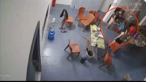 Hình ảnh cháu M bị người tình của mẹ hành hạ.