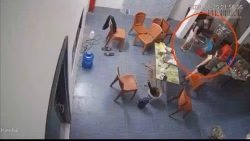 Hình ảnh cháu M bị người tình của mẹ hành hạ.