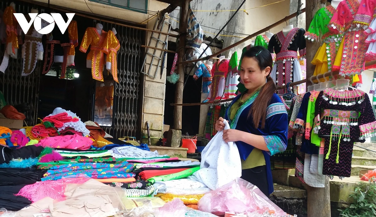 Chị em phụ nữ Mông ở chợ vùng cao Co Mạ - Thuận Châu - Sơn La.