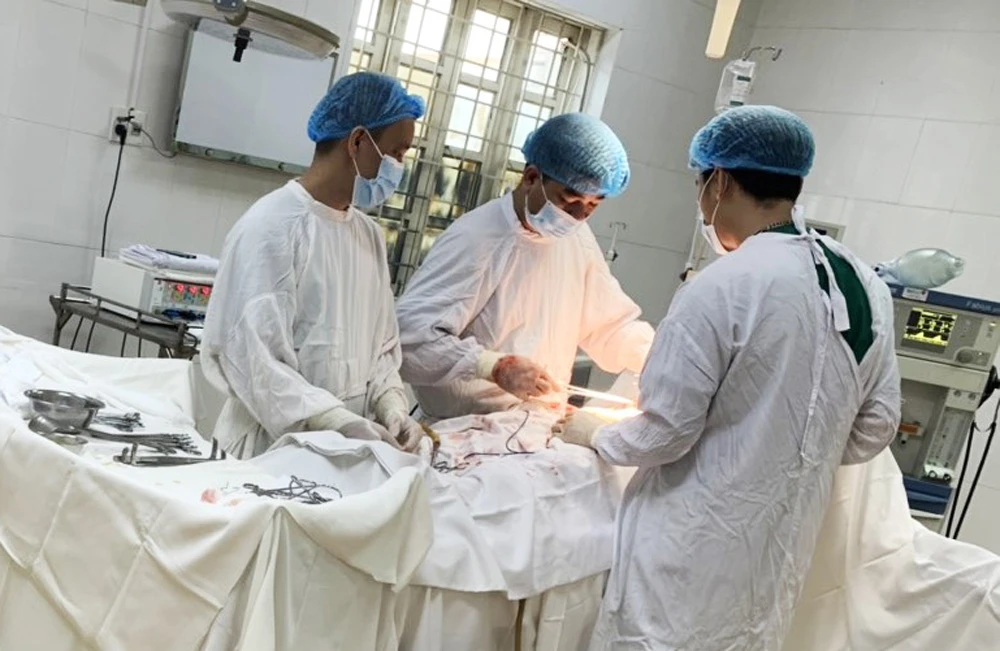 Tiến hành phẫu thuật lấy khối u nang cho bệnh nhân.jpg