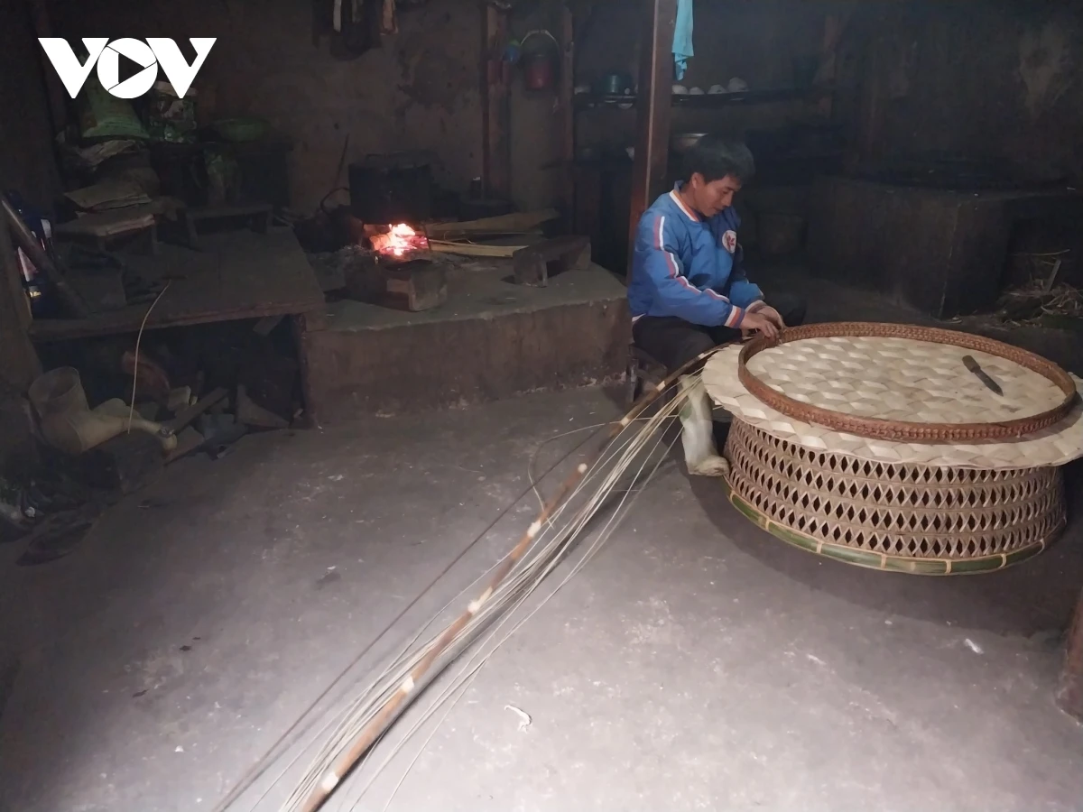 Người Hà Nhì đan mâm.