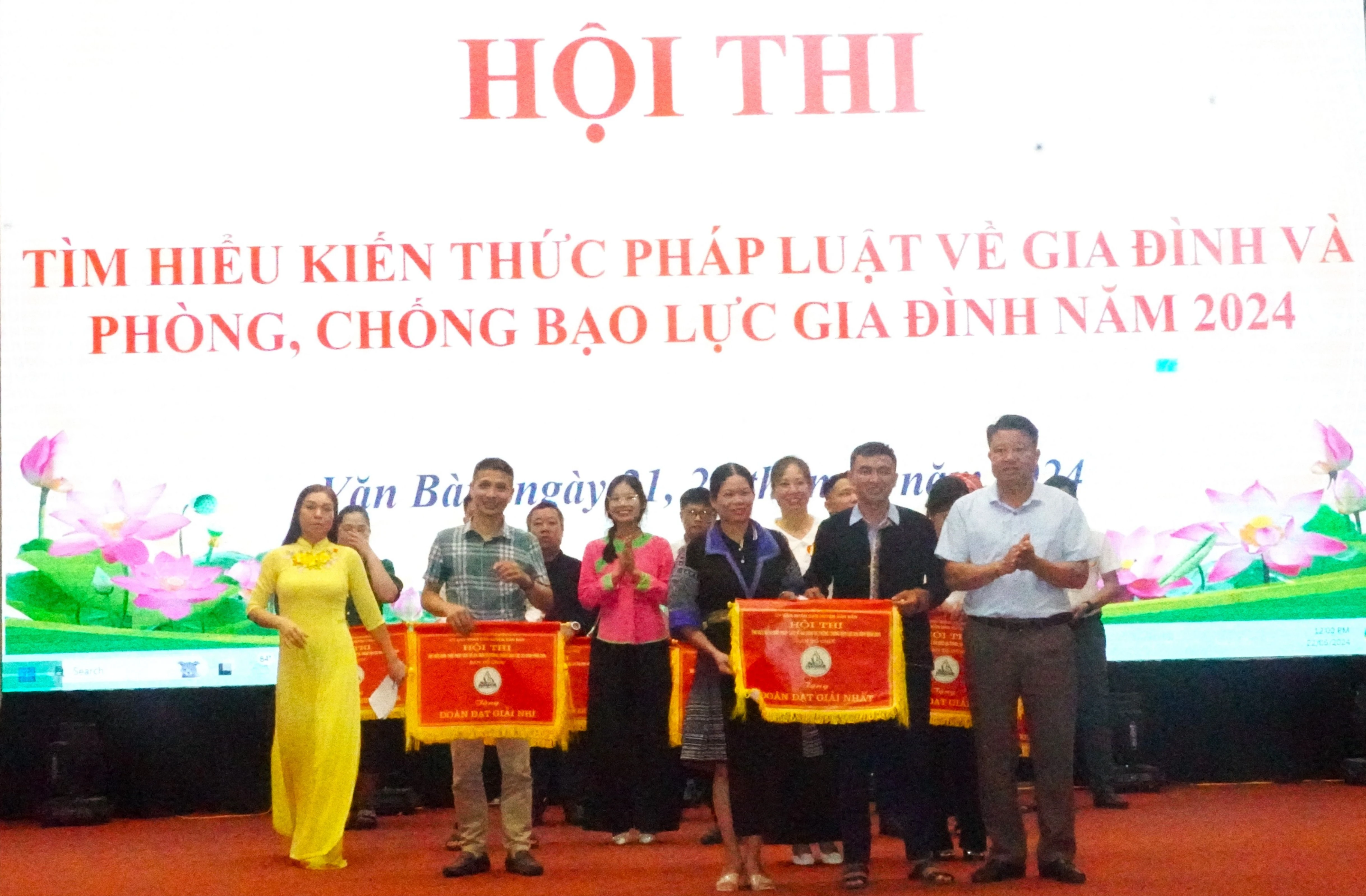 giai Nhat thuoc ve xa Nam Xay.JPG