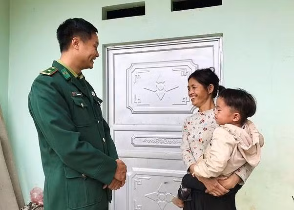 Thiếu tá Tẩn Sành Nhàn, Chính trị viên phó Đồn Biên phòng Trịnh Tường đến thăm và động viên gia đình anh Sùng A Lù, chị Thào Thị Sểnh.