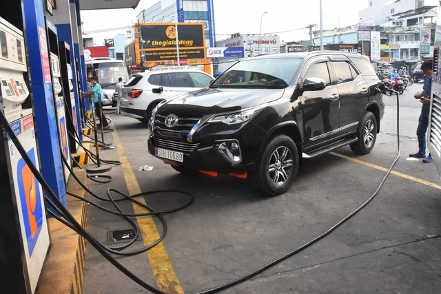 Theo một số chuyên gia, nếu trao quyền quyết định giá bán cho doanh nghiệp đầu mối, cần có cơ chế kiểm soát chặt chẽ để bảo đảm giá xăng dầu không tăng “sốc”, ảnh hưởng quyền lợi của người tiêu dùng.