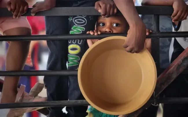 Trẻ em ở trại Shabura tại thành phố Rafah xếp hàng để nhận phần thức ăn cho gia đình từ các tổ chức từ thiện, ngày 3/5/2024.