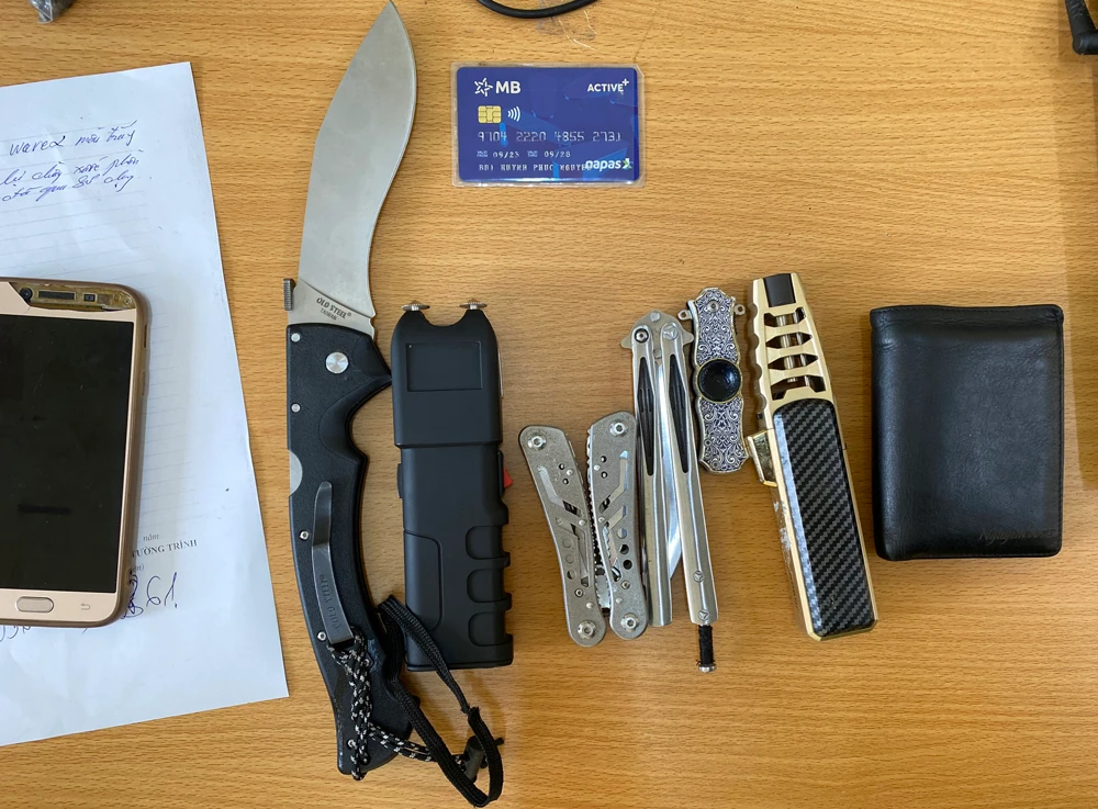 Lực lượng chức năng thu giữ một số tài liệu có liên quan.jpg