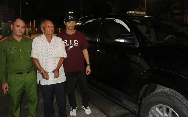 Lực lượng chức năng dẫn giải đối tượng Phan Thanh Việt về Công an tỉnh Quảng Ngãi.