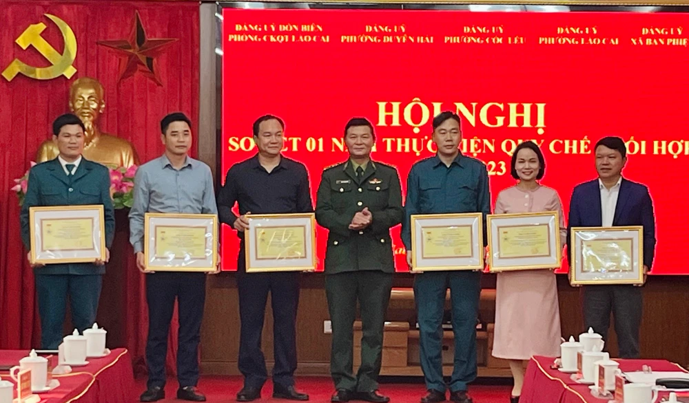 Lãnh đạo Bộ Chỉ huy BĐBP tỉnh thừa uỷ quyền của Bộ Tư lệnh BĐBP tặng kỷ niệm chương Vì chủ quyền an ninh biên giới cho các cá nhân.jpg