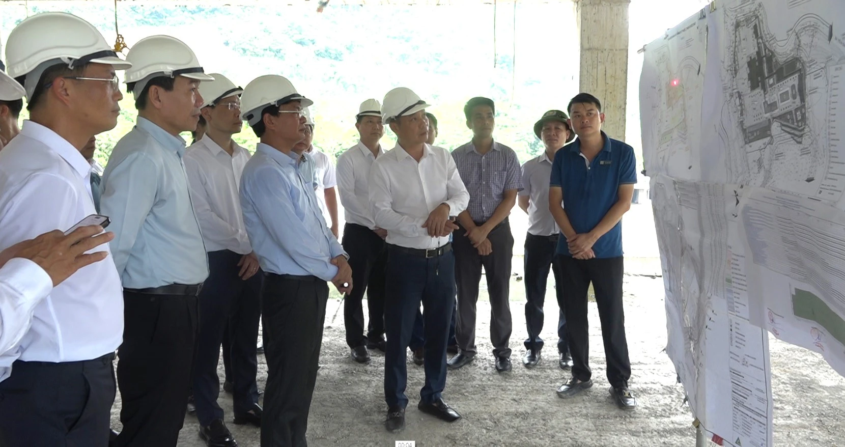 Lãnh đạo huyện Bảo Yên báo cáo tiến độ thi công công trình Bệnh viện Đa khoa huyện Bảo Yên.jpg