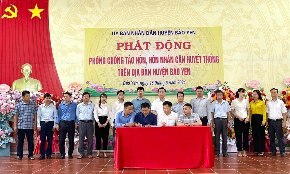 Các xã, thị trấn ký cam kết thực hiện nghiêm các quy định của pháp luật về hôn nhân, gia đình.jpg