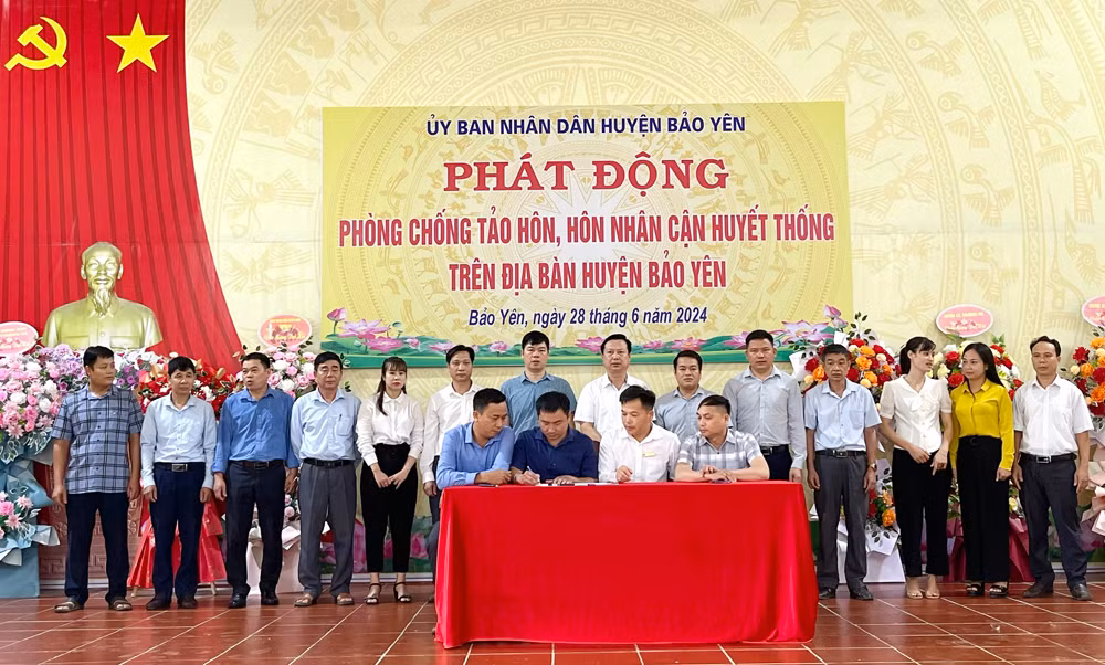 Các xã, thị trấn ký cam kết thực hiện nghiêm các quy định của pháp luật về hôn nhân, gia đình.jpg