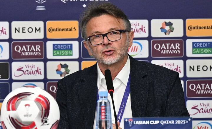 HLV Troussier thất vọng vì truyền thông Việt Nam. HLV Troussier thất vọng vì truyền thông Việt Nam.