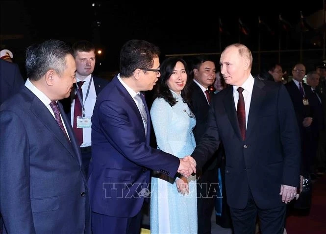 Đại biểu Việt Nam tiễn Tổng thống Liên bang Nga Vladimir Putin tại sân bay quốc tế Nội Bài, Hà Nội.