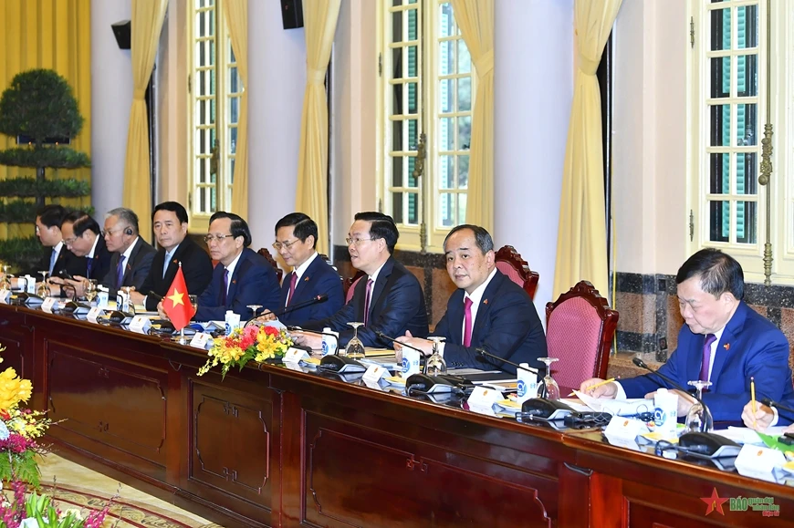 Chủ tịch nước Võ Văn Thưởng và đoàn đại biểu cấp cao Việt Nam tại hội đàm.