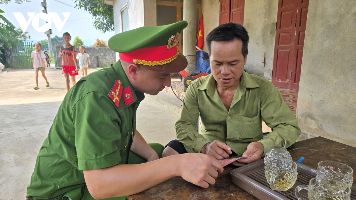 Tuyên truyền Luật Căn cước cho người dân Bát Xát.