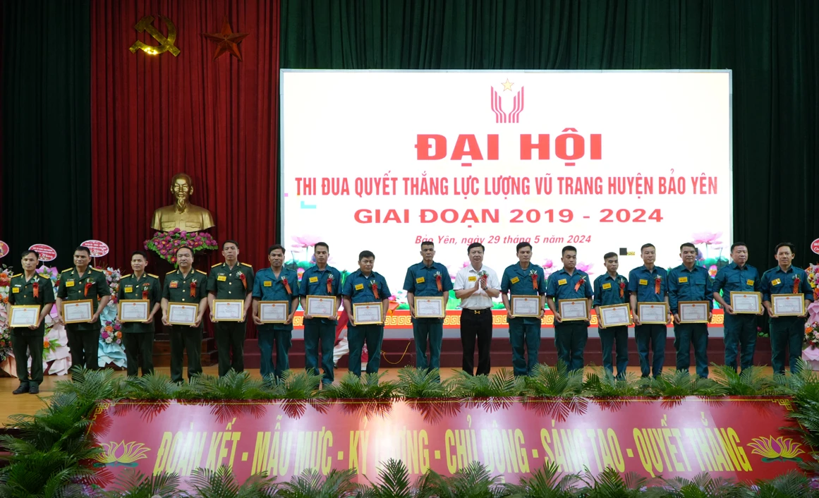Khen thưởng cho các cá nhân có thành tích trong phong trào Thi đua Quyết thắng lực lượng vũ trang huyện giai đoạn 2019 - 2024..JPG