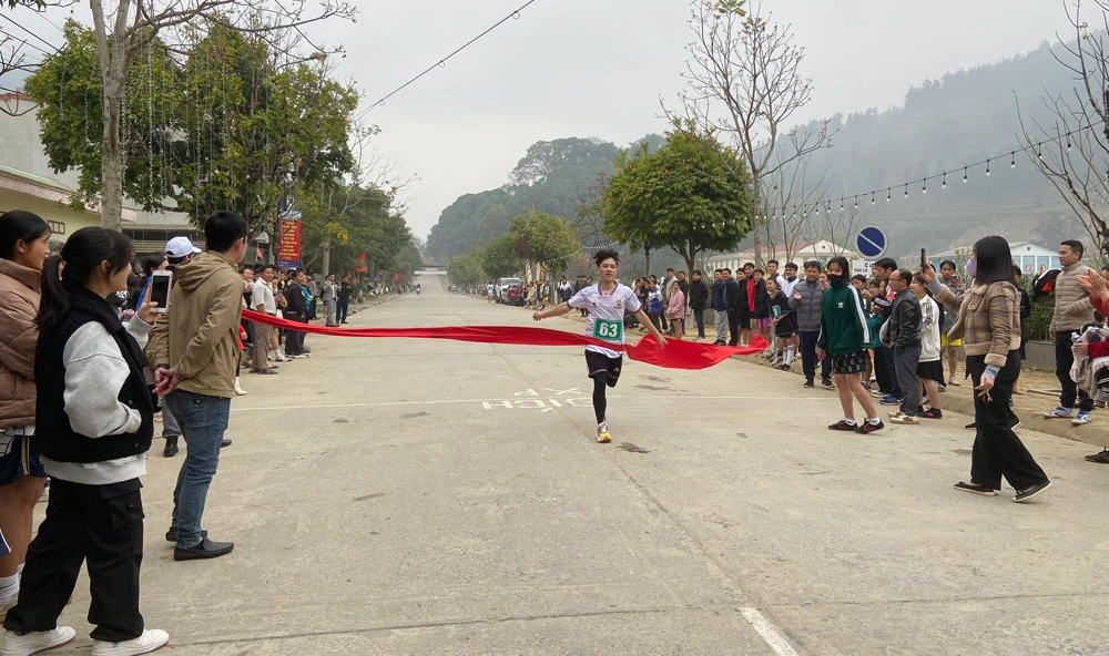 VĐV Vàng Duy Khánh về đích nhất Nam trẻ (si).jpg