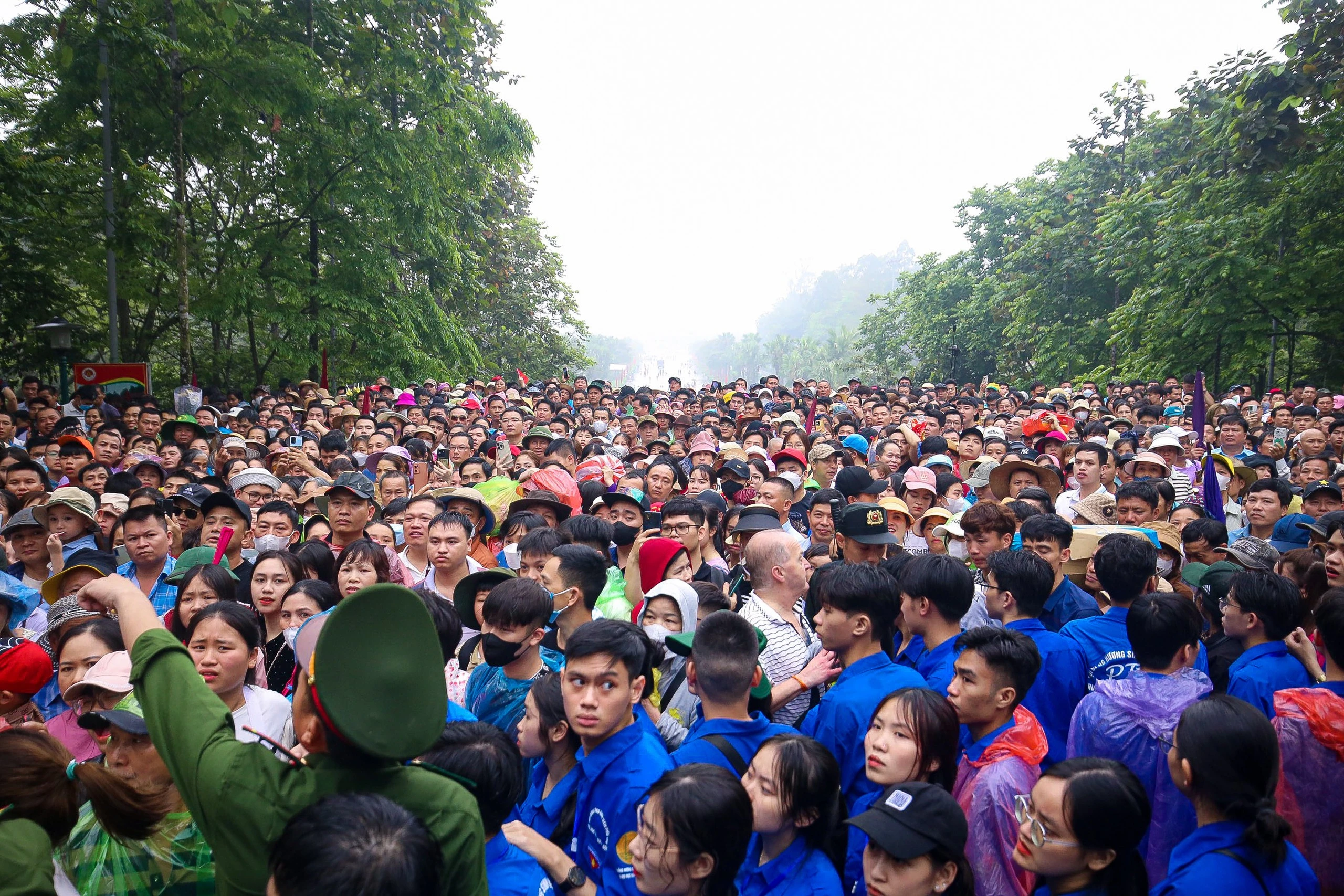 Ngay sau Lễ dâng hương, người dân bắt đầu vào đền dâng hương, kính lễ và tham gia các hoạt động văn hóa đặc sắc trong dịp Giỗ Tổ Hùng Vương.