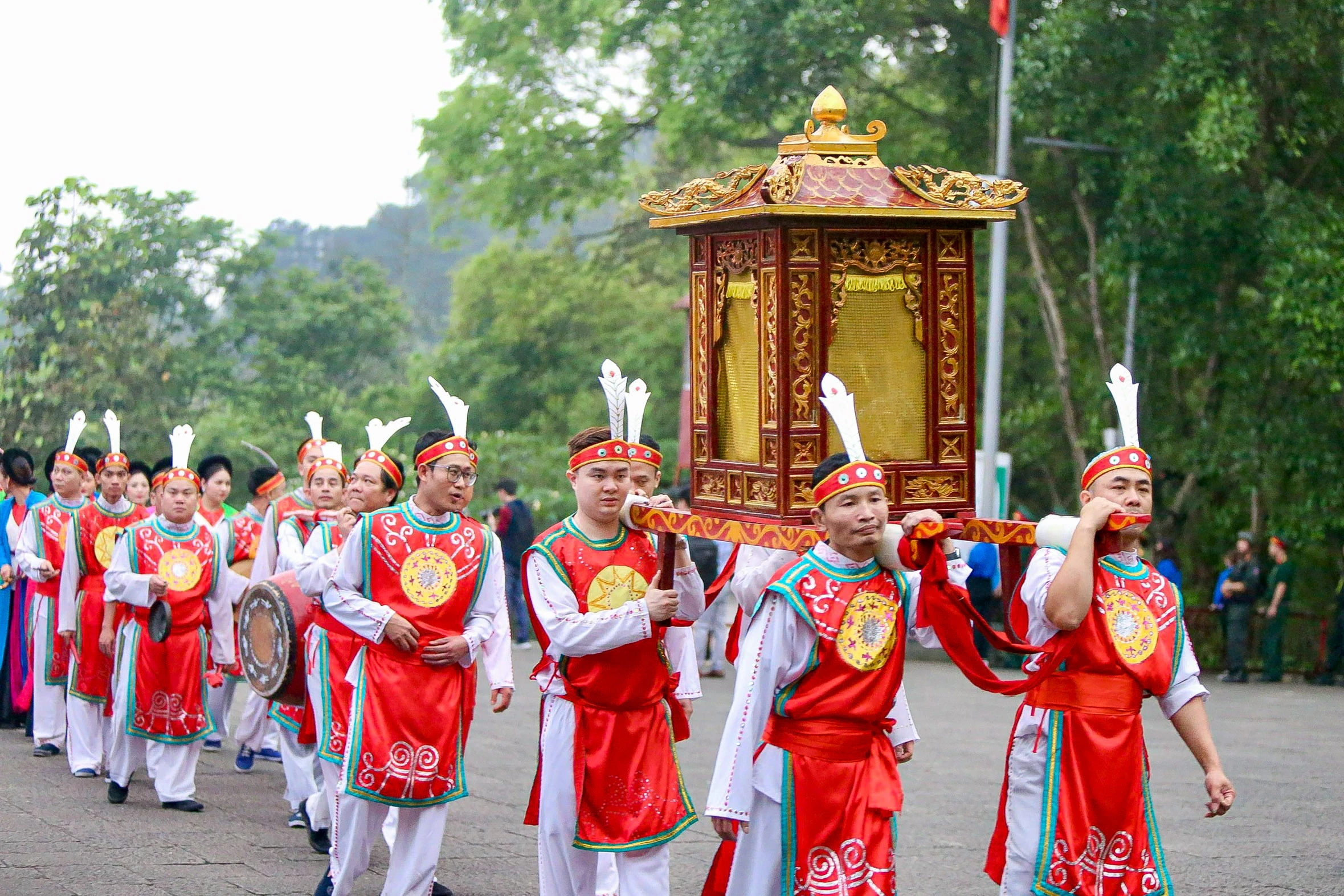 Theo sau là các cô gái mặc áo dài đỏ mang hương, hoa, lễ vật và 100 con Lạc, cháu Hồng trong trang phục cổ, tay giương cao cờ hội, thể hiện sức sống mãnh liệt của dòng giống Tiên Rồng, cùng đoàn rước kiệu dâng lễ vật hương, hoa, bánh chưng, bánh dày gắn liền với truyền thuyết về vị hoàng tử Lang Liêu và quan niệm Trời tròn - Đất vuông của cha ông ta.