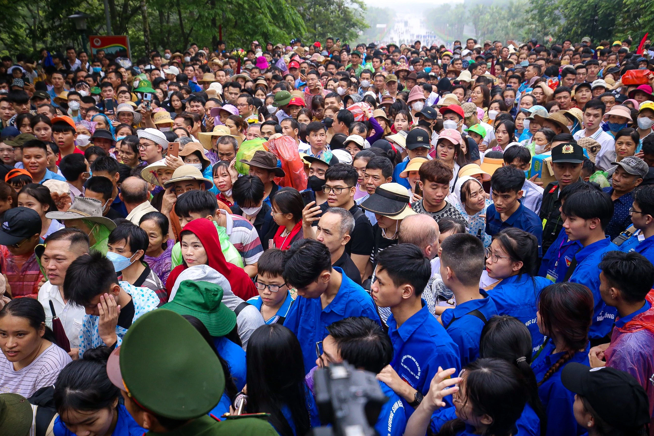 Các phương án đảm bảo an ninh trật tự, phòng chống cháy nổ, phòng, chống dịch bệnh được thực hiện nghiêm túc, đảm bảo an toàn cho du khách thập phương khi về tri ân công đức Tổ tiên.