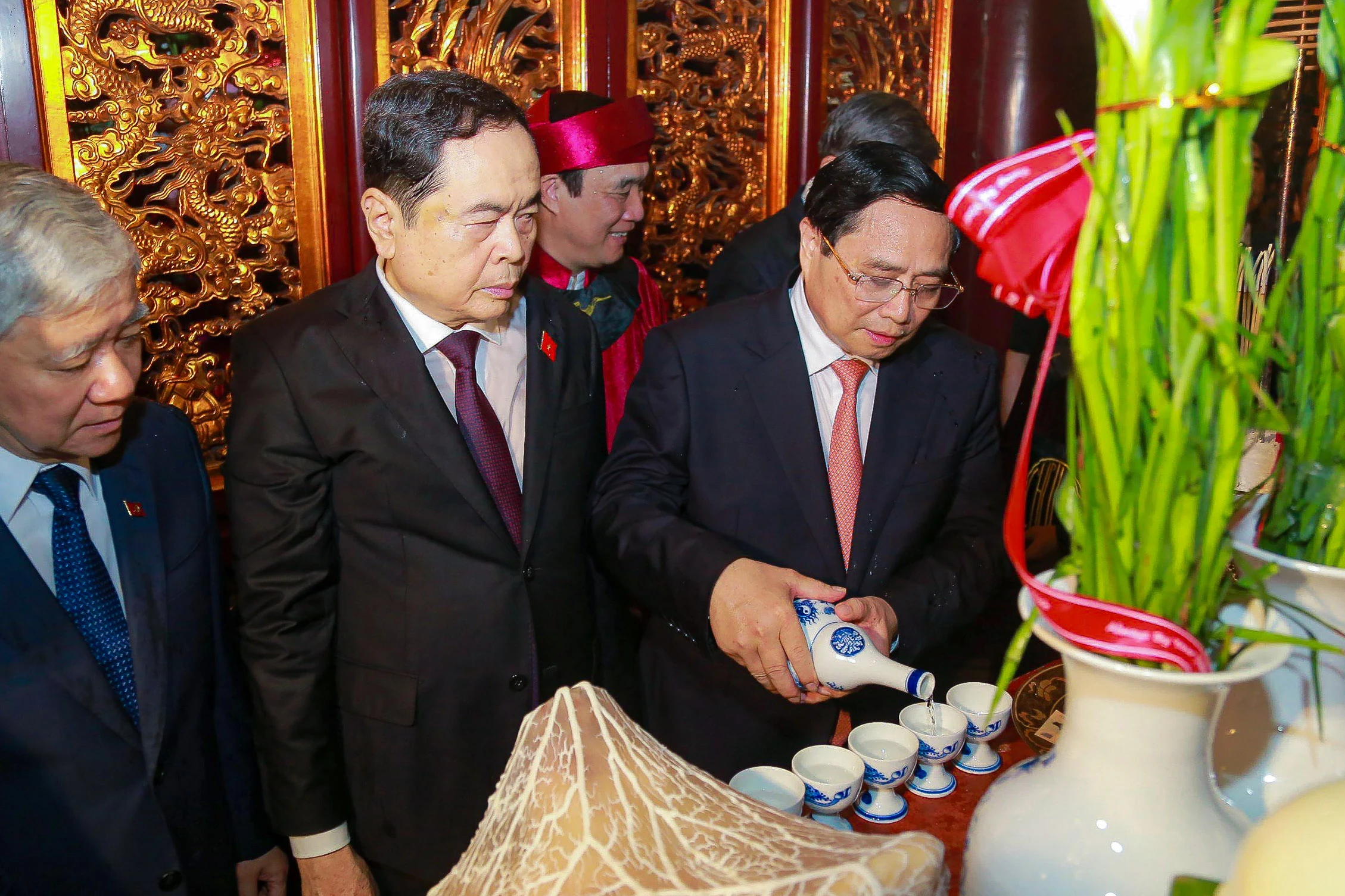 Thủ tướng Phạm Minh Chính cùng lãnh đạo Đảng, Nhà nước và lãnh đạo địa phương vào Thượng cung dâng hương, hoa, bày tỏ lòng biết ơn sâu sắc các bậc tiền nhân đã có công dựng nước để con cháu nối tiếp truyền thống Lạc Hồng xây dựng đất nước Việt Nam giàu đẹp, văn minh như ngày hôm nay.