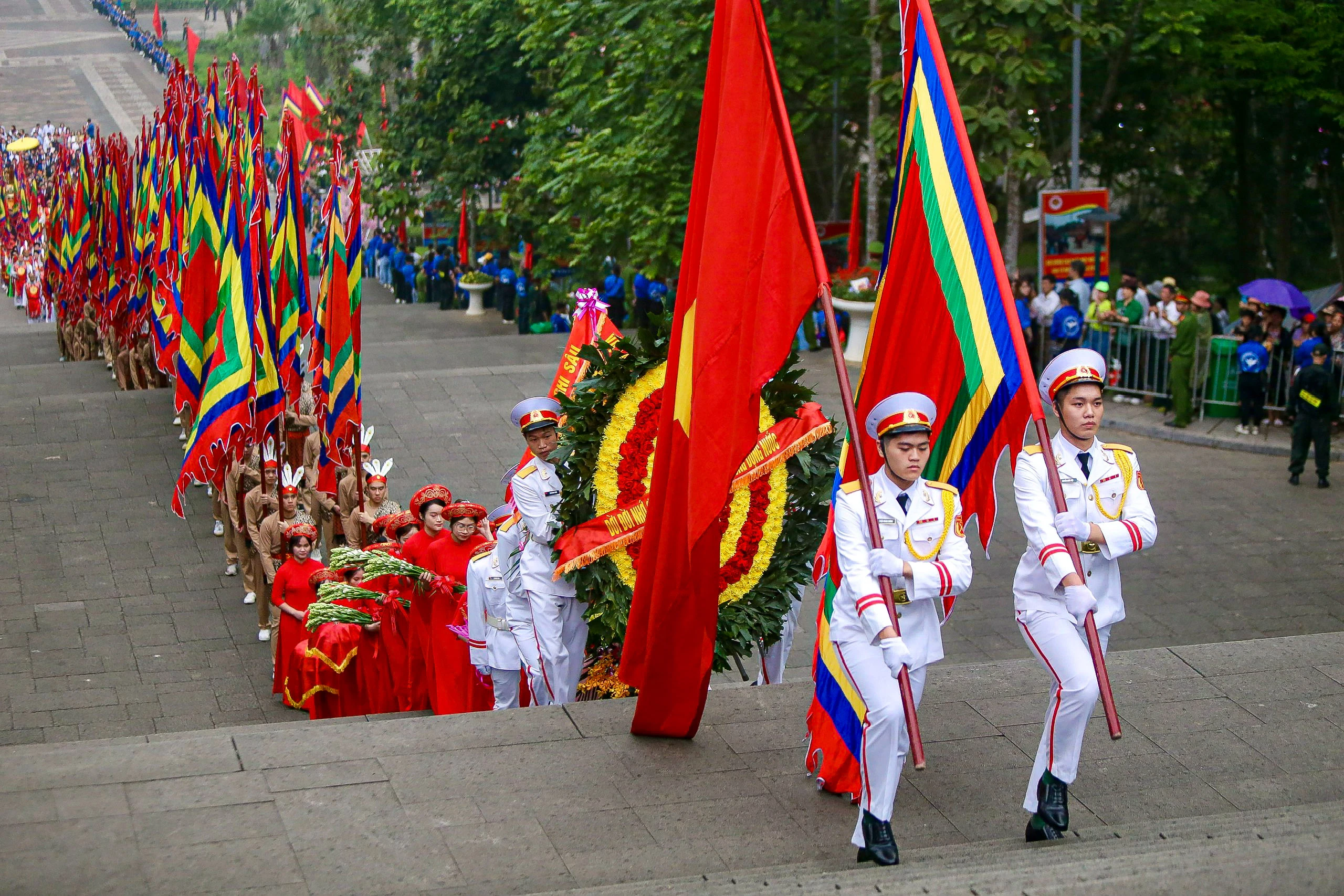 Đi đầu đoàn hành lễ là đội tiêu binh rước Quốc kỳ, cờ hội và vòng hoa mang dòng chữ "Đời đời nhớ ơn các Vua Hùng đã có công dựng nước".