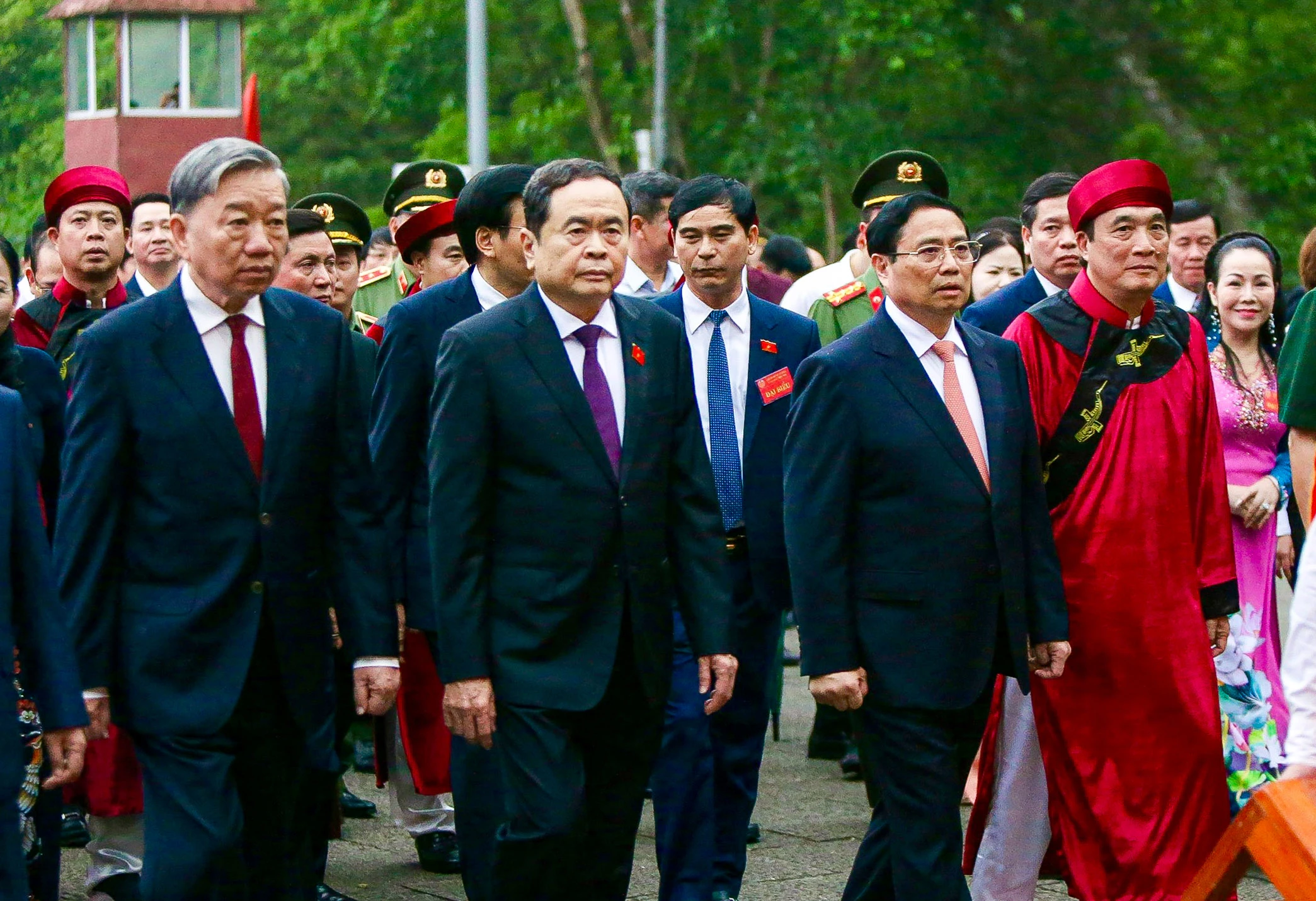 Đoàn đại biểu lãnh đạo Ðảng, Nhà nước, các cơ quan Trung ương, các địa phương; lãnh đạo tỉnh Phú Thọ, các sở, ngành, đoàn thể, huyện, thành, thị và nhân dân về dự Lễ dâng hương.