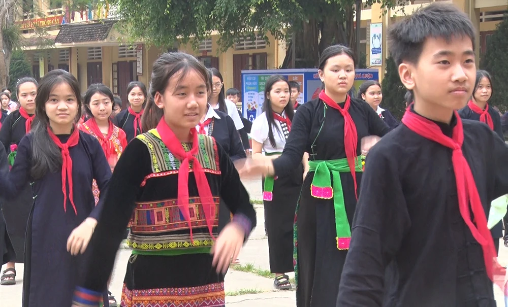 học sinh trường nỘi trú huyện Văn Bàn.jpg