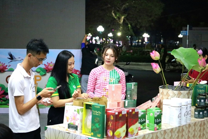 Quầy trưng bày sản phẩm khởi nghiệp tại Lễ hội sen Đồng Tháp lần thứ II năm 2024.
