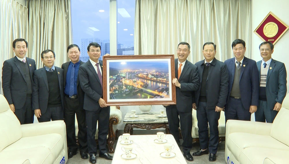 tặng qua lãnh sự quán việt nam tại con minh.jpg