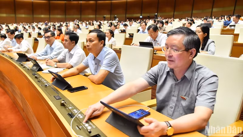 Các đại biểu Quốc hội biểu quyết thông qua Luật Lưu trữ (sửa đổi).