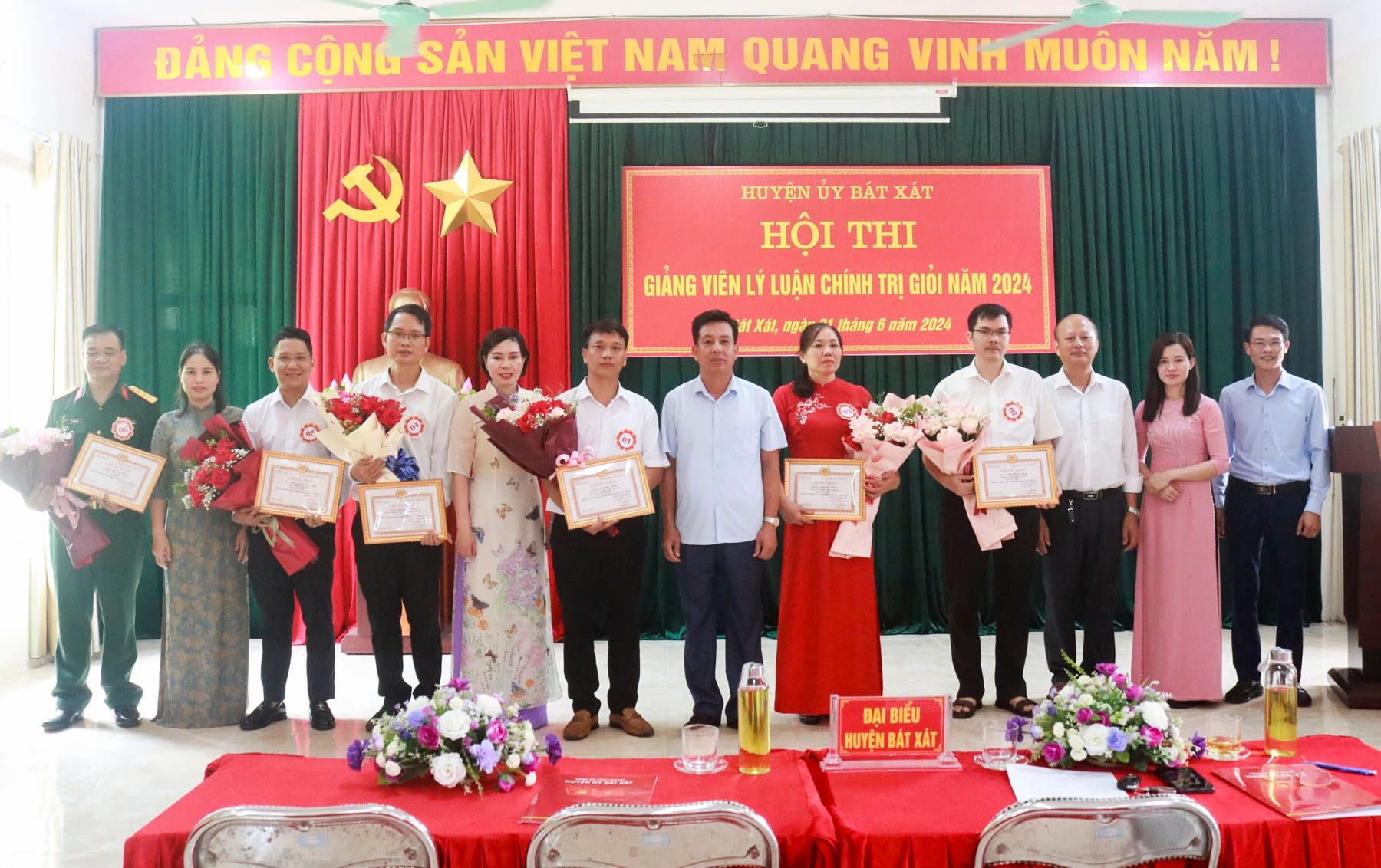 Trao giải cho các thí sinh.jpg