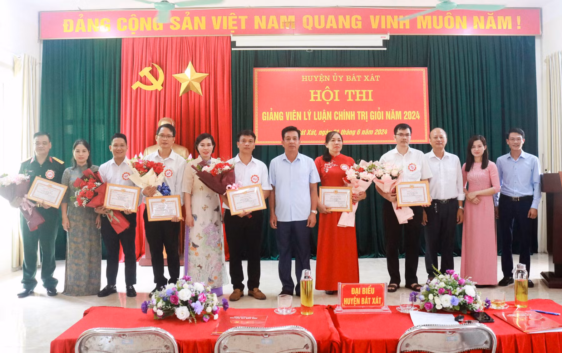 Trao giải cho các thí sinh.jpg